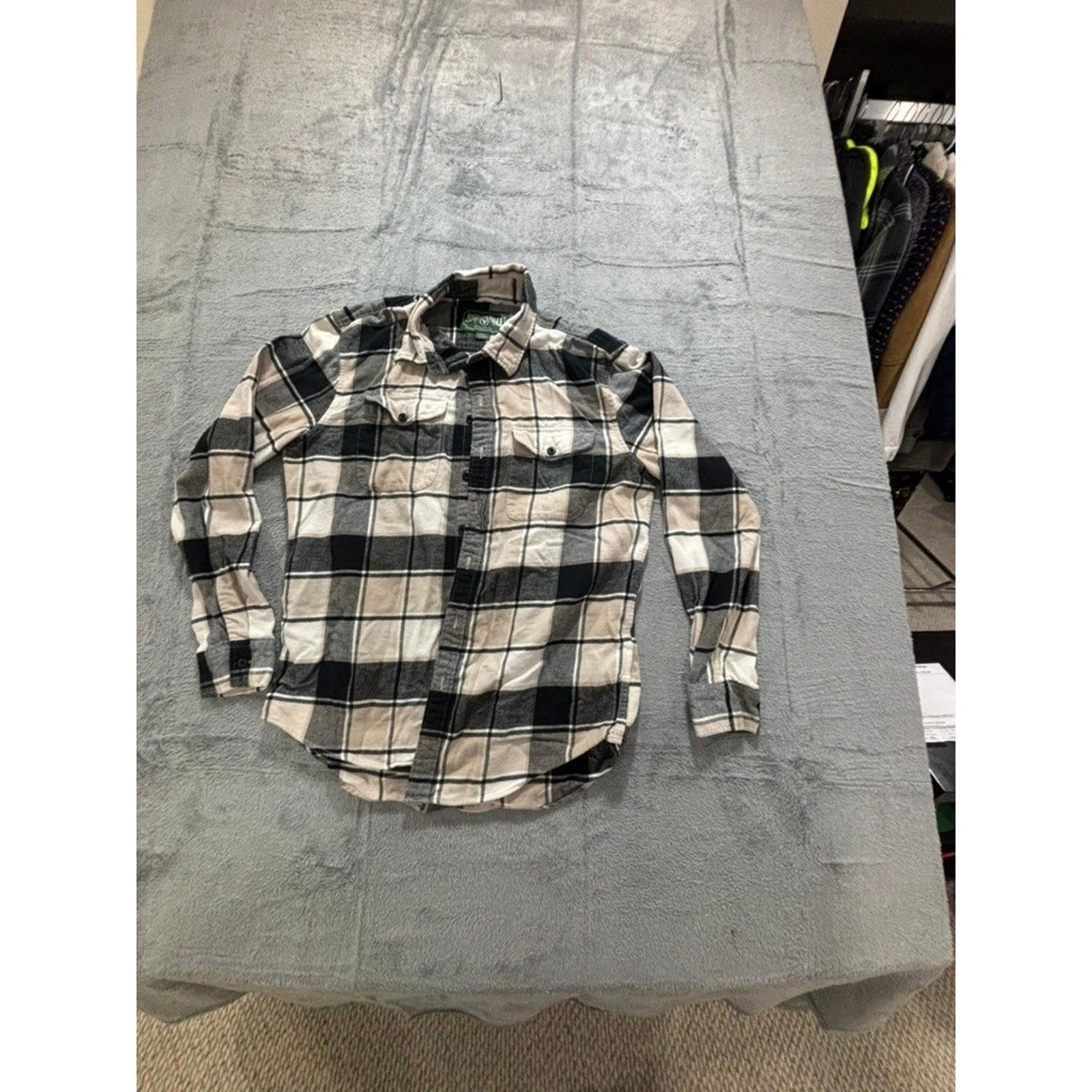 American Eagle M Beige Black Flannel Button Down Shirt Womens Vintage Casual