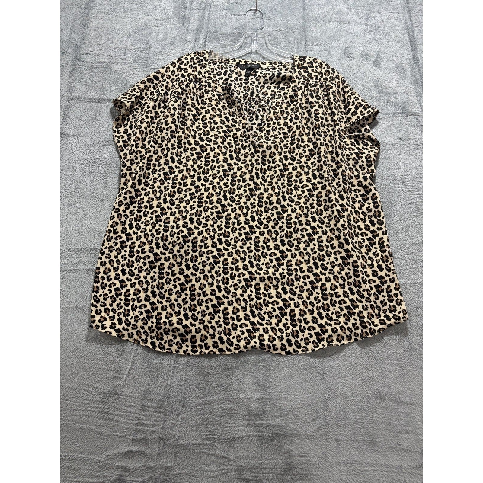 Banana Republic XL Tan Leopard Print Womens Blouse Short Sleeve Career Chic Fun