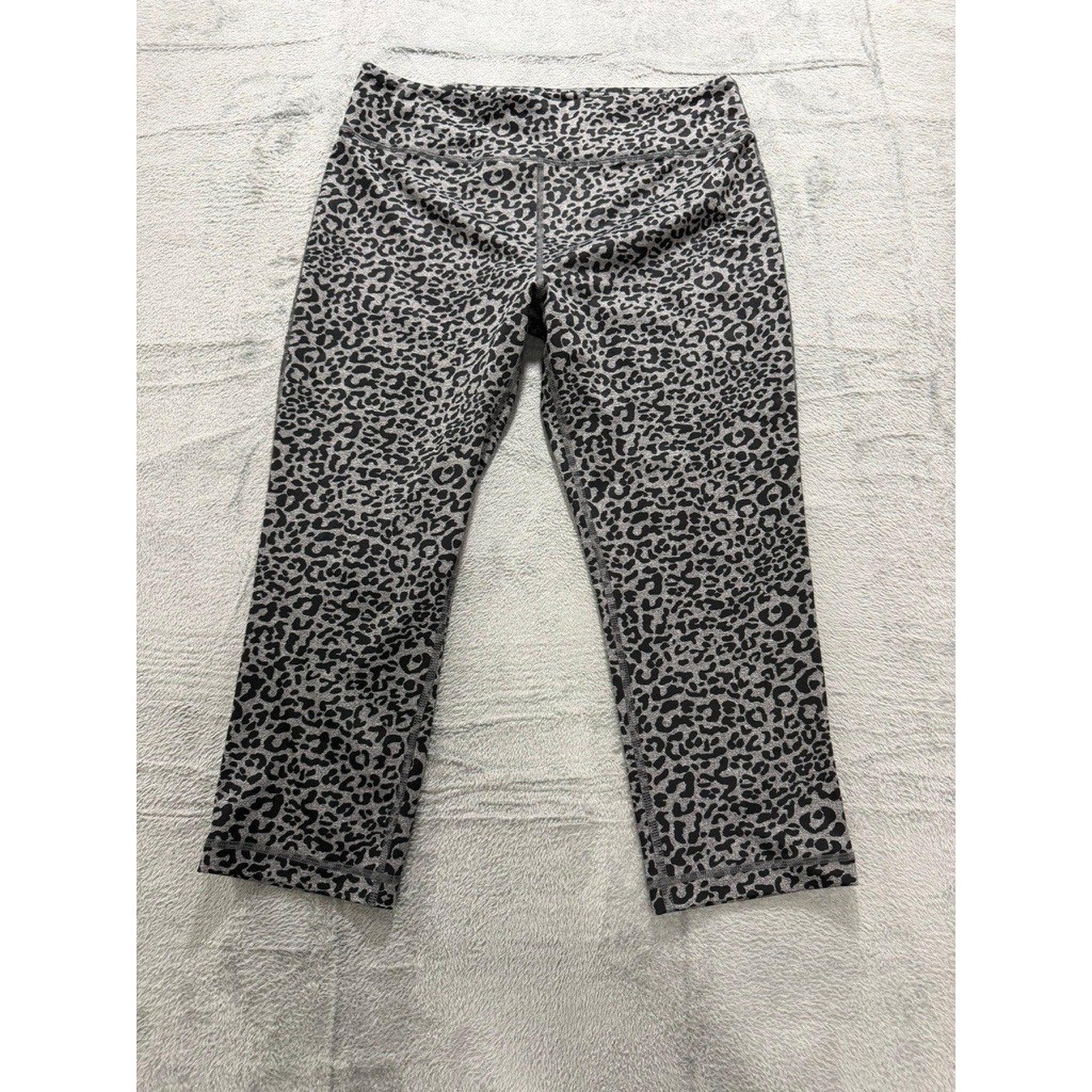 Vogo Athletica Womens XL Grey Leopard Print High Rise Capri Leggings Stretch