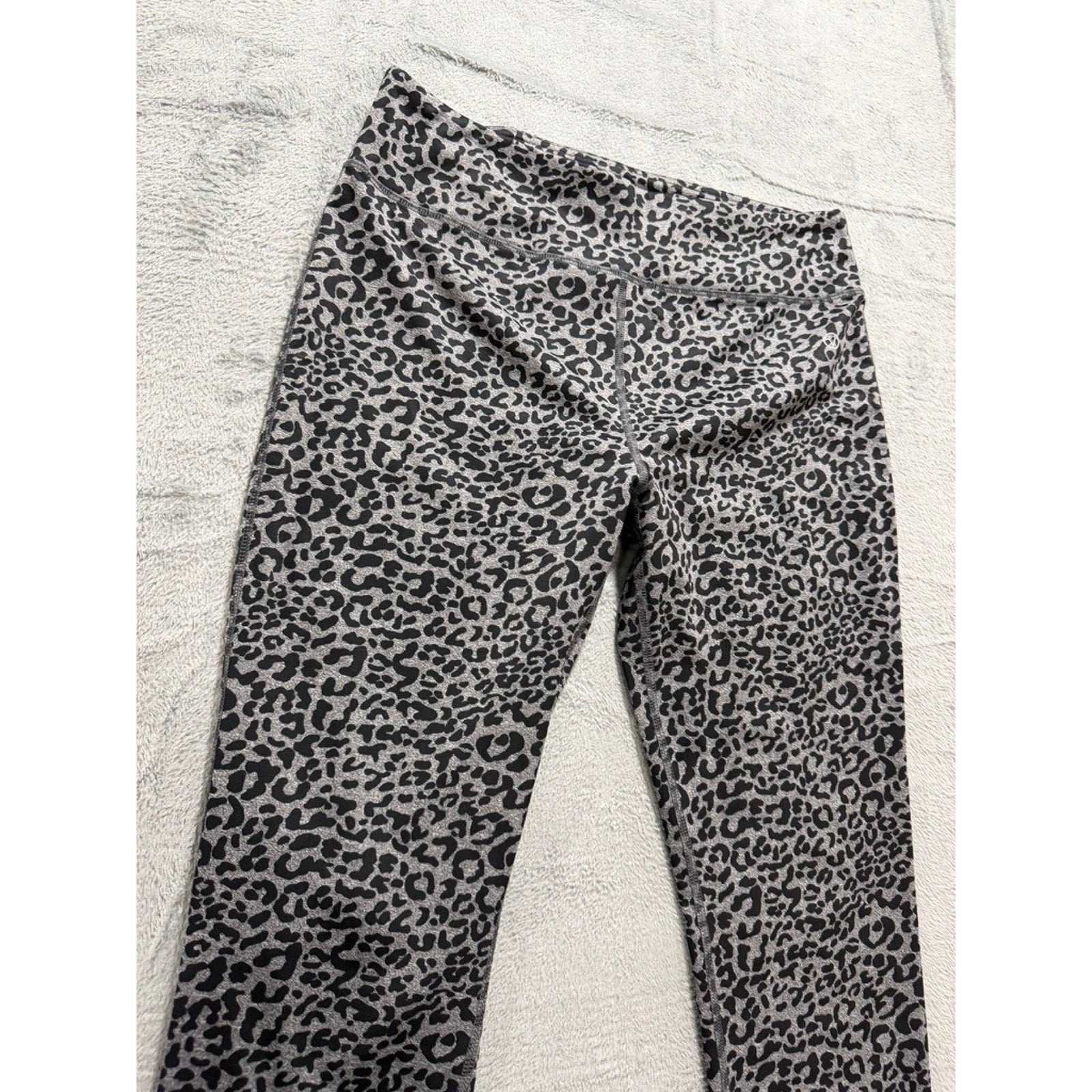 Vogo Athletica Womens XL Grey Leopard Print High Rise Capri Leggings Stretch