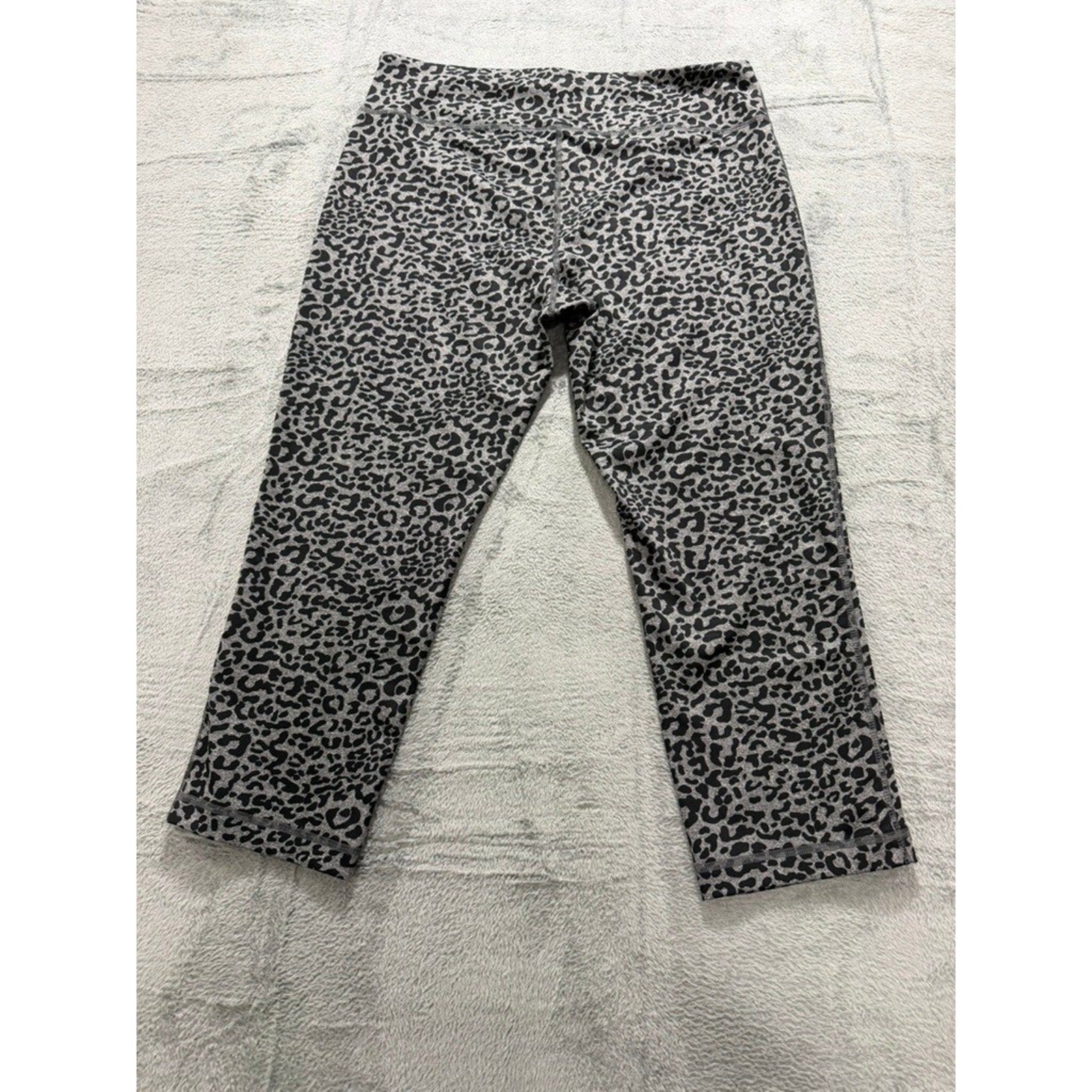 Vogo Athletica Womens XL Grey Leopard Print High Rise Capri Leggings Stretch