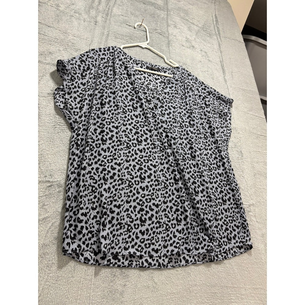 Banana Republic XL Blue Leopard Print Womens Top V-Neck Short Sleeve Casual Cozy