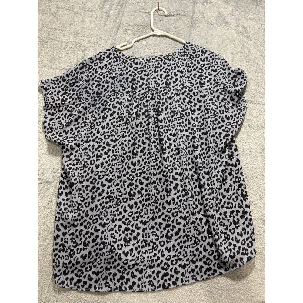 Banana Republic XL Blue Leopard Print Womens Top V-Neck Short Sleeve Casual Cozy