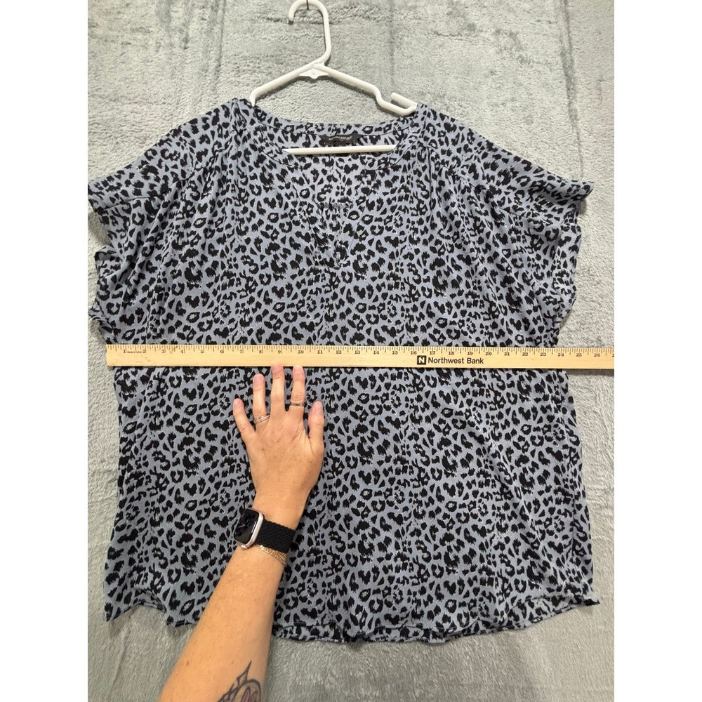 Banana Republic XL Blue Leopard Print Womens Top V-Neck Short Sleeve Casual Cozy
