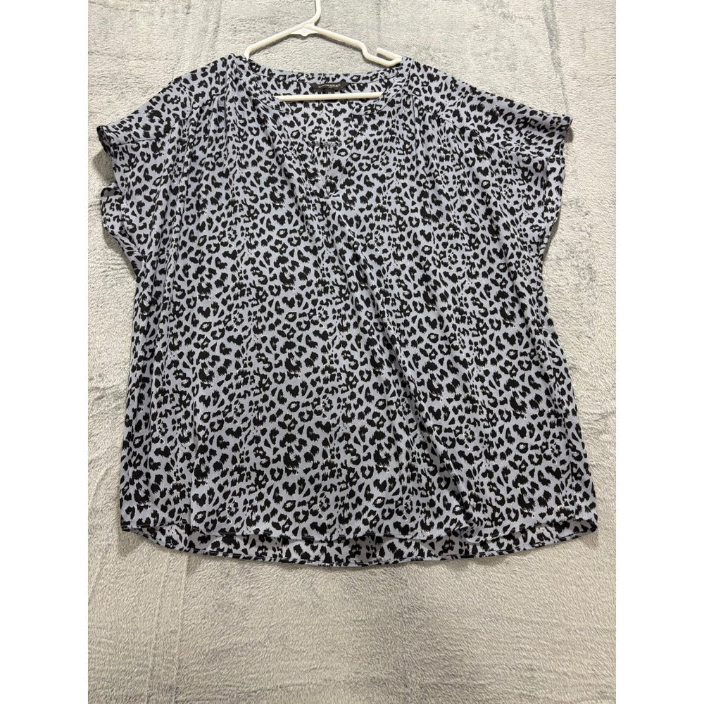 Banana Republic XL Blue Leopard Print Womens Top V-Neck Short Sleeve Casual Cozy
